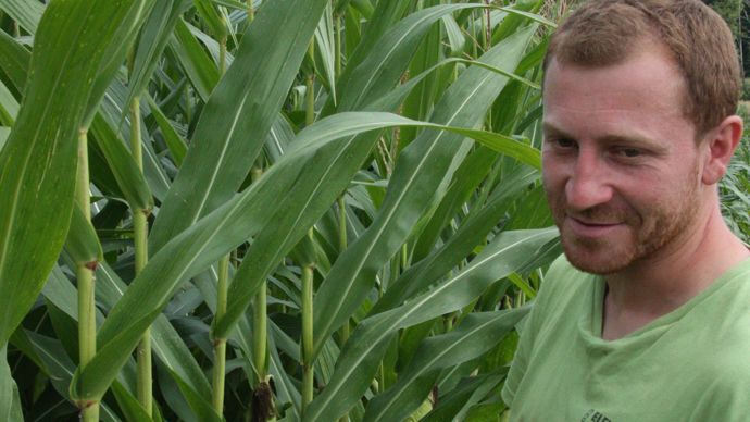 Florent Claudel, en Gaec avec son oncle, ne regrette pas de payer pour de l'irrigation, sécurisant ses stocks de maïs ensilage.